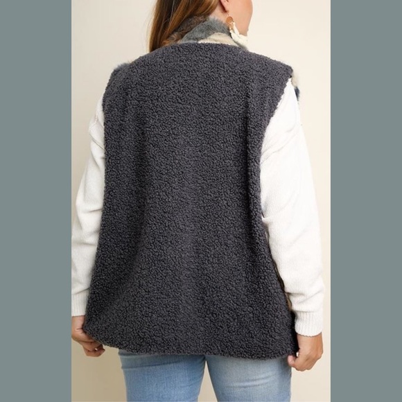 ❄️ Chevron Striped Faux Fur Vest ‼️SALE‼️ - Picture 2 of 3